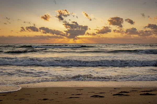 Идиллический Морской Пейзаж Пенными Волнами Омывающими Песчаное Побережье — стоковое фото