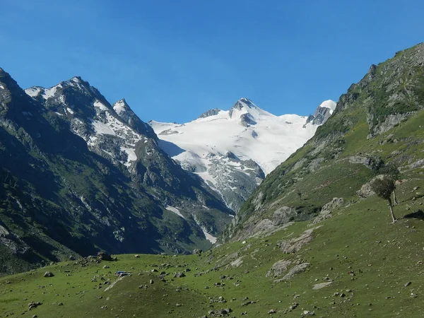 Ett Högt Berg Täckt Snö Morgonen — Stockfoto