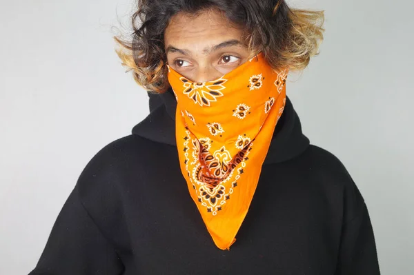 Snygg Indisk Man Bär Orange Bandana Poserar Mot Den Vita — Stockfoto