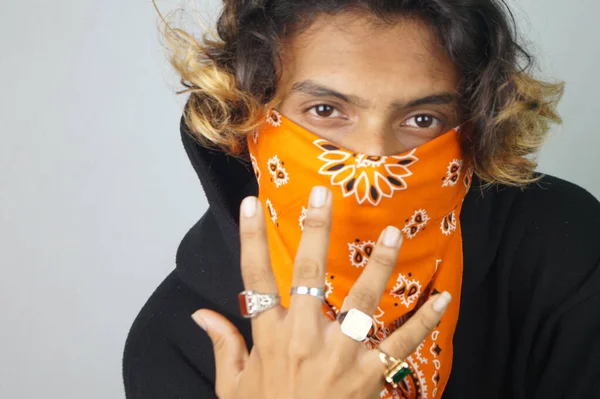 Snygg Indisk Man Bär Orange Bandana Poserar Mot Den Vita — Stockfoto