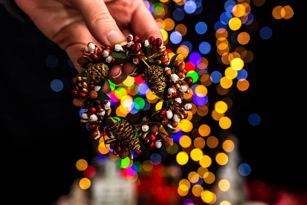 Vertikal Närbild Handen Håller Jul Dekoration Mot Bokeh Ljus Bakgrund — Stockfoto