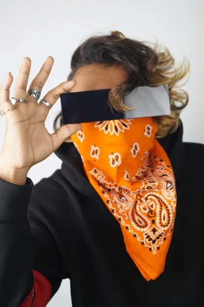 Snygg Hane Bär Orange Bandana Och Svarta Solglasögon Poserar Den — Stockfoto