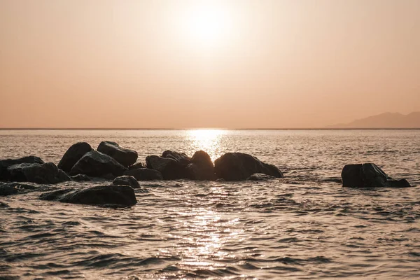 Μια Θέα Μιας Ήρεμης Θάλασσας Και Βράχων Αυτό Στον Όμορφο — Φωτογραφία Αρχείου