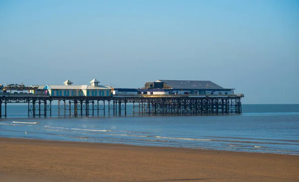 Egy Gyönyörű Kép Északi Blackpool Mólóról Fehér Homokkal Kék Vízzel — Stock Fotó