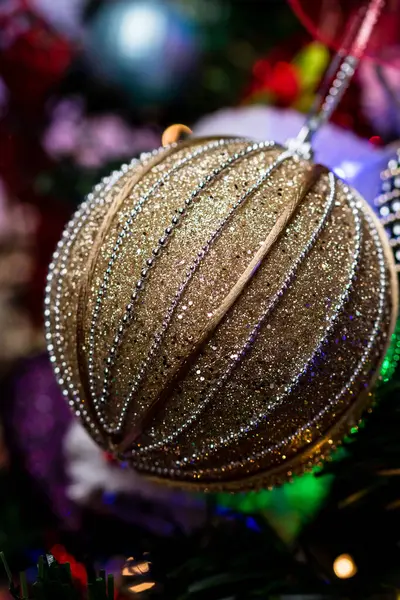 Een Verticaal Close Van Kerst Ornament Opknoping Kerstboom — Stockfoto