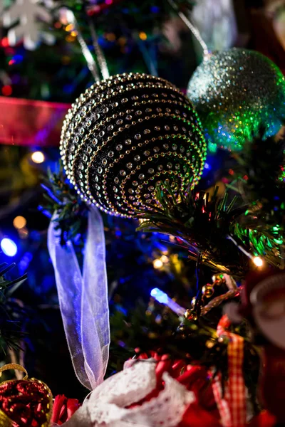 Een Verticaal Close Van Kerst Ornamenten Opknoping Kerstboom — Stockfoto