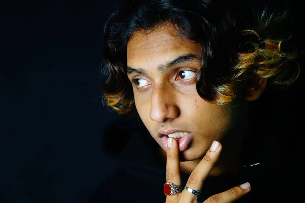 一个时髦的印度英俊男子的特写 他戴着漂亮的戒指 在黑暗的背景上摆姿势 — 图库照片