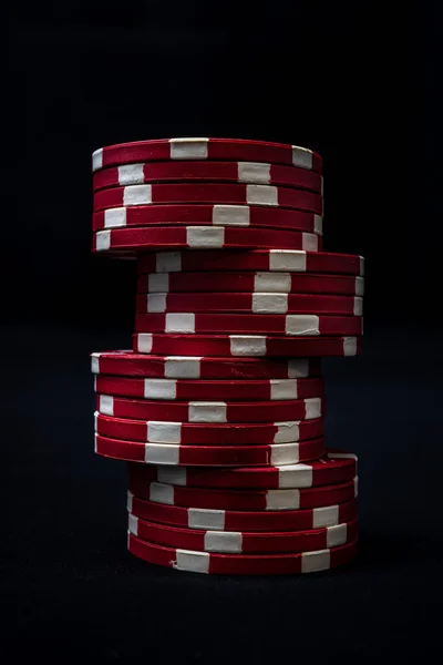 Close Vertical Pilha Fichas Poker Fundo Preto — Fotografia de Stock