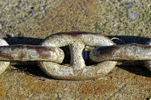 Closeup Shot Rusty Anchor Chain Ground — Stock Photo, Image
