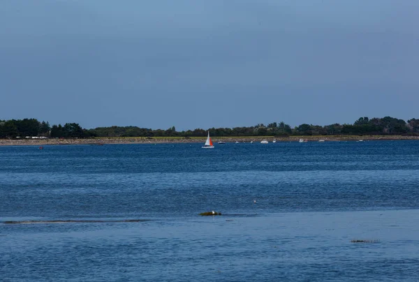 Vacker Utsikt Över Den Blå Himlen Över Den Fridfulla Stranden — Stockfoto