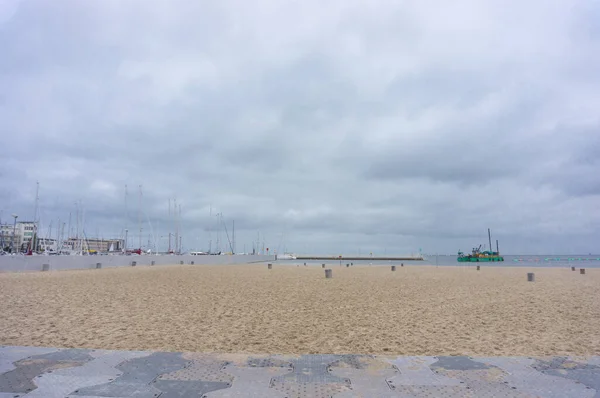 Живописный Вид Песчаный Пляж Пришвартованные Лодки Заднем Плане Облачным Небом — стоковое фото