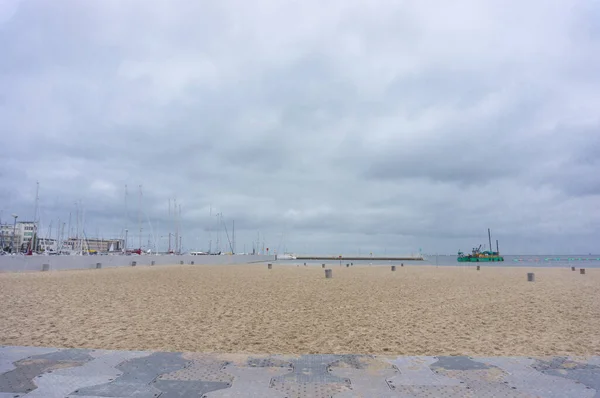 Una Vista Panorámica Una Playa Arena Barcos Amarrados Fondo Bajo —  Fotos de Stock