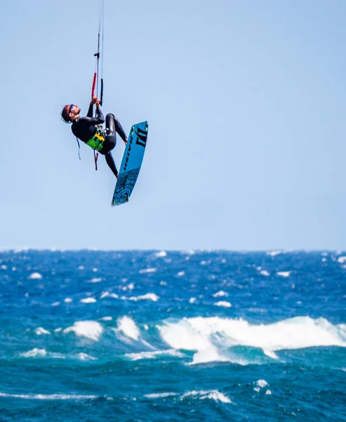 Playa Del Medano Španělsko Června 2018 Kitesurfer Svislém Stoupání Oblíbené — Stock fotografie