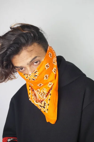 Homem Indiano Elegante Vestindo Uma Bandana Laranja Posando Contra Fundo — Fotografia de Stock