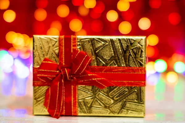 Primer Plano Del Regalo Navidad Contra Fondo Luces Bokeh — Foto de Stock