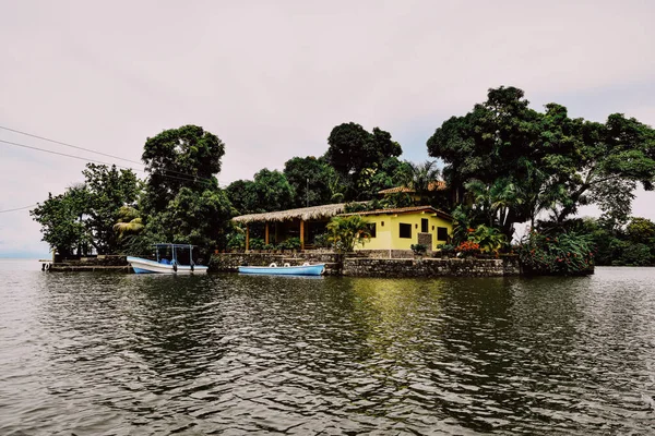 Une Maison Sur Petit Îlot Des Bateaux Bord Lac — Photo