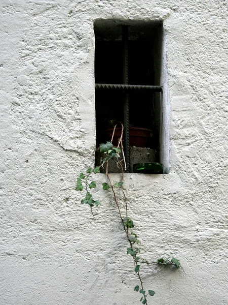 Fotografie Verticală Unei Ferestre Mici Unei Clădiri Albe — Fotografie, imagine de stoc