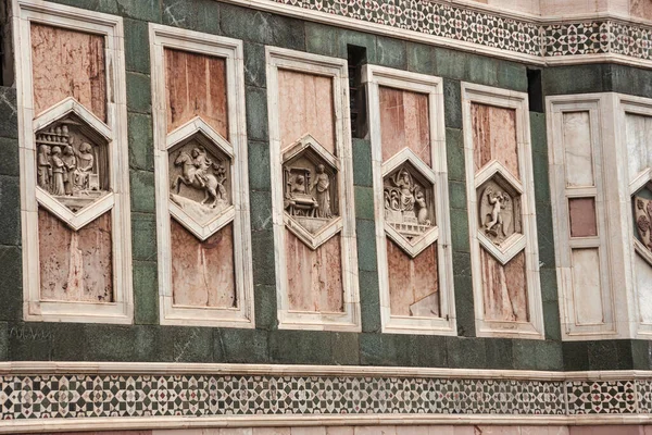 Bellissimo Primo Piano Delle Colorate Dettagliate Pareti Marmoree Del Duomo — Foto Stock