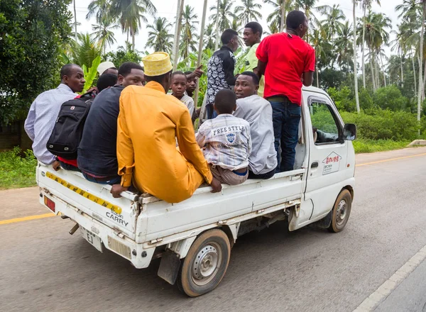 Zanzibar Tanzania Nisan 2016 Erkek Çocukları Yol Boyunca Taşıyan Aşırı — Stok fotoğraf