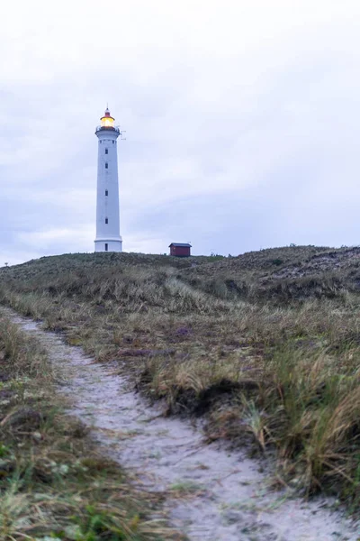 Disparo Vertical Del Hermoso Faro Lyngvig Brillando Distancia Hvide Sande — Foto de Stock