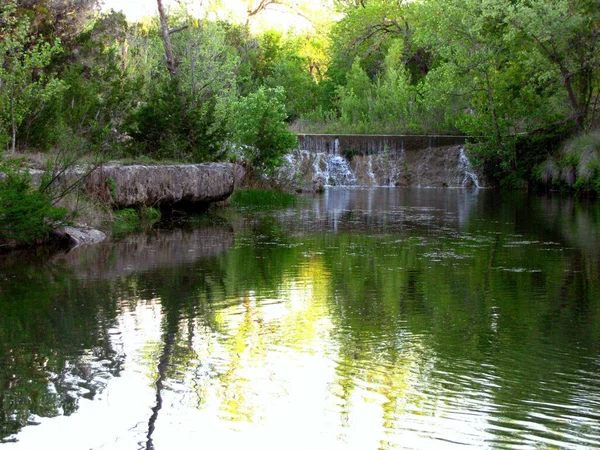 Ein Wasserfall Auf Dem Kleinen Teich Einem Park — Stockfoto