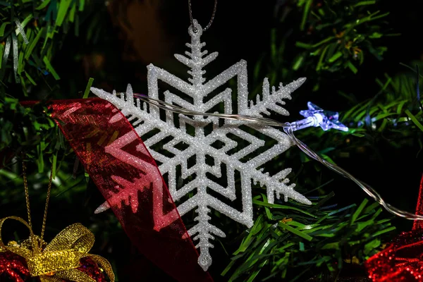 Een Close Van Kerst Ornament Opknoping Kerstboom — Stockfoto