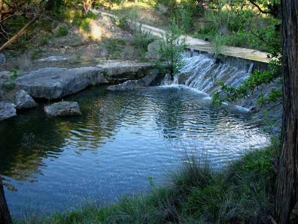 Ein Wasserfall Auf Dem Kleinen Teich Einem Park — Stockfoto