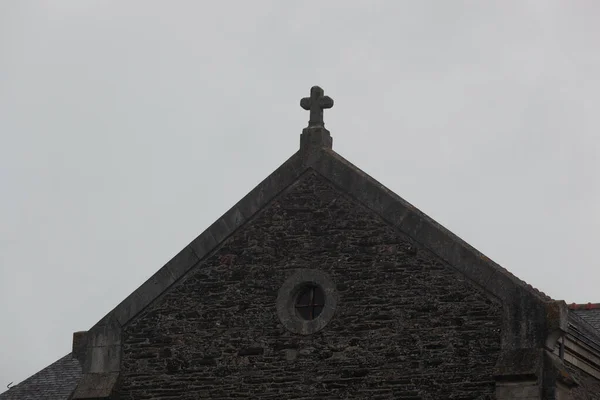 Uma Parte Uma Fachada Igreja Com Uma Cruz Topo — Fotografia de Stock