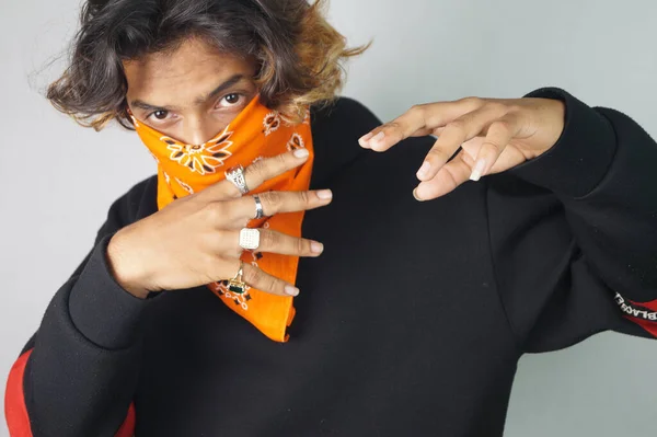 Stylový Indiánský Muž Oranžovém Šátku Pózující Bílém Pozadí — Stock fotografie