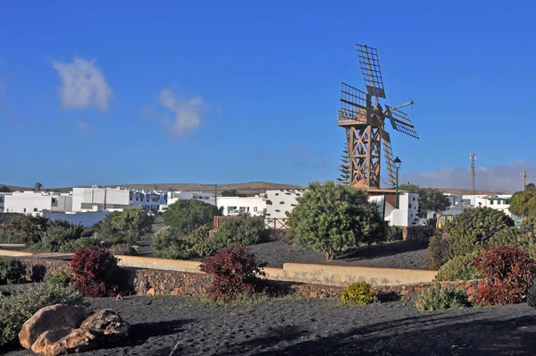 Παλιός Ξύλινος Ανεμόμυλος Χωριό Στο Ισπανικό Νησί Lanzarote — Φωτογραφία Αρχείου