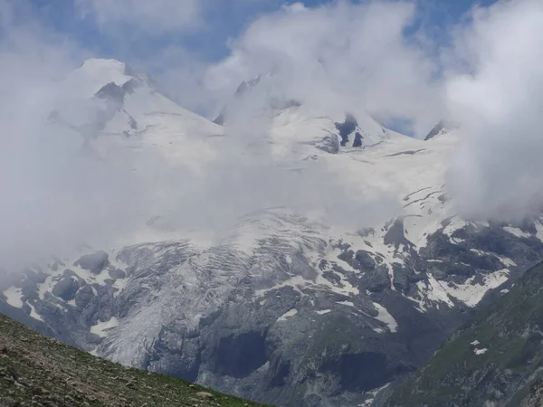 Uma Montanha Alta Coberta Neve Nas Nuvens — Fotografia de Stock