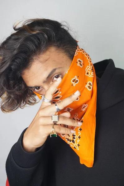 Homem Indiano Elegante Vestindo Uma Bandana Laranja Posando Contra Fundo — Fotografia de Stock