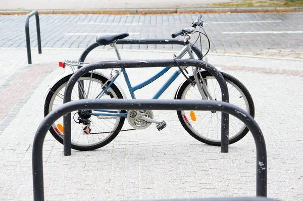 Poznan Polonia Agosto 2021 Una Bicicleta Vieja Cerrada Con Llave —  Fotos de Stock