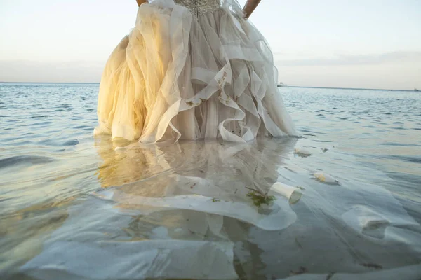 Bild Kvinna Bröllopsklänning Med Den Nedre Delen Går Vatten Vid — Stockfoto