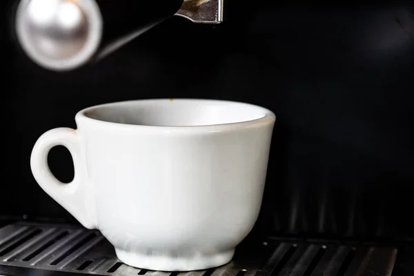Egy Közeli Kép Csésze Kitöltése Egy Kávéfőző Gép — Stock Fotó