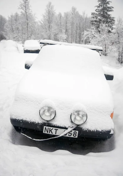 Oslo Νορβηγια Ιανουαρίου 2021 Ένα Αυτοκίνητο Καλυμμένο Χιόνι Ένα Δρόμο — Φωτογραφία Αρχείου