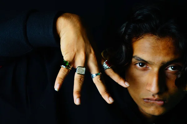 Close Elegante Indiano Bonito Masculino Vestindo Anéis Bonitos Posando Fundo — Fotografia de Stock