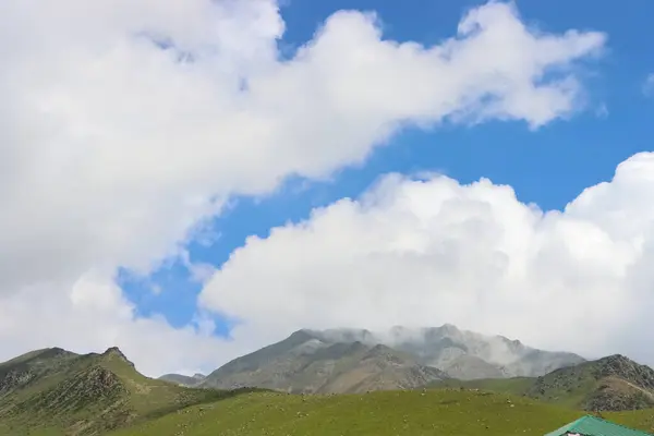 Cielo Blu Nuvole Gonfie Sui Verdi Campi Pianeggianti Primavera — Foto Stock