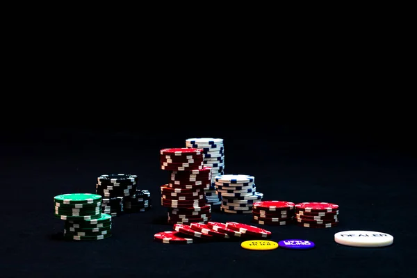 Siyah Arkaplanda Izole Edilmiş Renkli Poker Çipleri — Stok fotoğraf