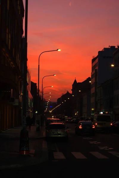 Pôr Sol Brilhante Pitoresco Sobre Cidade Com Tráfego Ativo — Fotografia de Stock