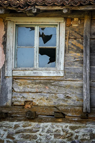 Vertical Shot Small Window Broken Glass — Stock Photo, Image