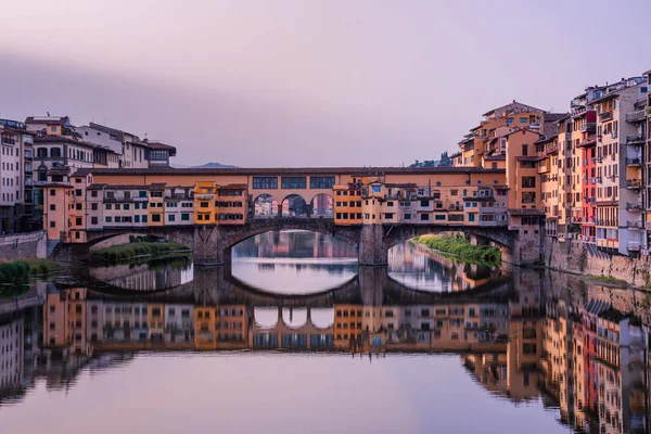 Egy Lélegzetelállító Felvétel Színes Ponte Vecchio Hídról Arno Folyó Felett — Stock Fotó