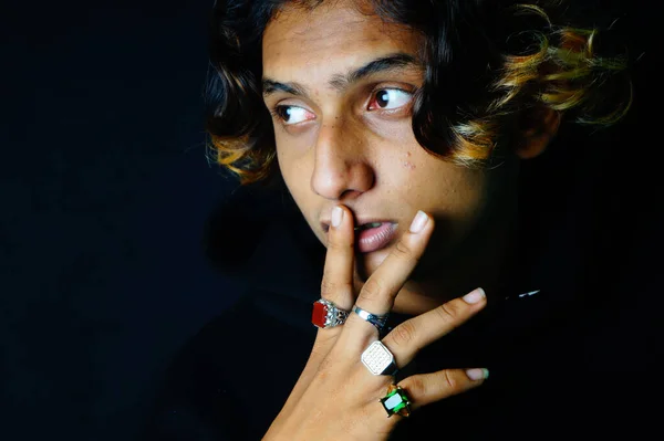 Detailní Záběr Stylového Indického Pohledného Muže Krásných Prstenech Pózujícího Tmavém — Stock fotografie