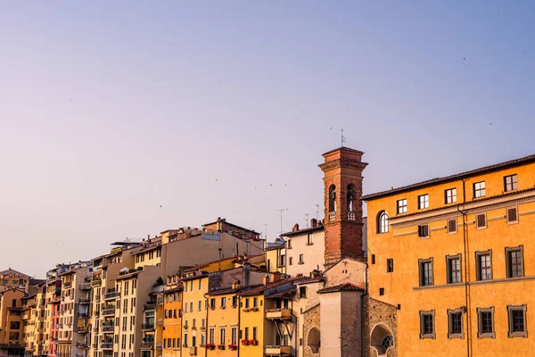 Uno Scatto Mozzafiato Delle Case Colorate Sulla Riva Del Fiume — Foto Stock