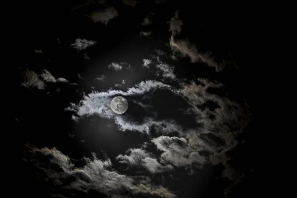 Belo Tiro Céu Noturno Com Lua Cheia Nuvens Fofas — Fotografia de Stock