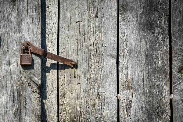 老的木质门生锈挂锁 — 图库照片