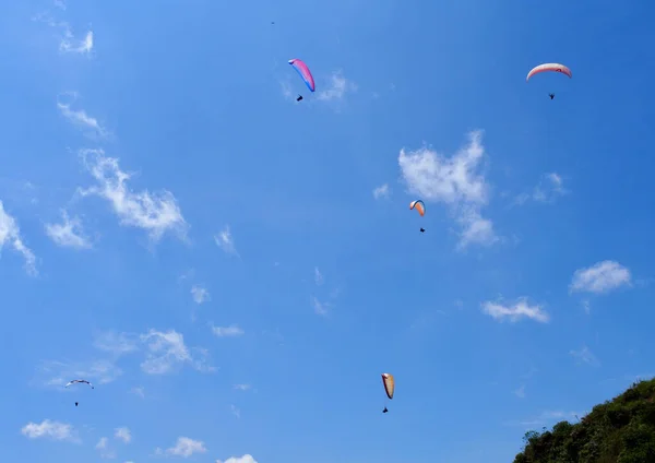 Group Paragliders Blue Sky — Stock Photo, Image