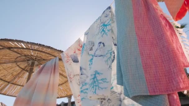 Пляжные Зонтики Пляжные Полотенца Песчаном Берегу — стоковое видео