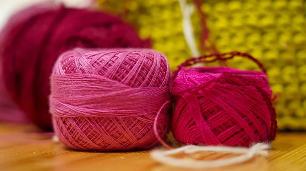 Een Close Van Kleurrijke Roze Breigaren Ballen Een Houten Oppervlak — Stockfoto