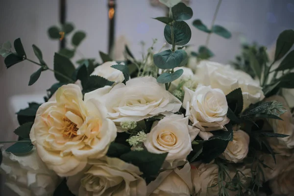 Esküvői Bankett Asztal Világos Sárga Rózsákkal Díszítve — Stock Fotó